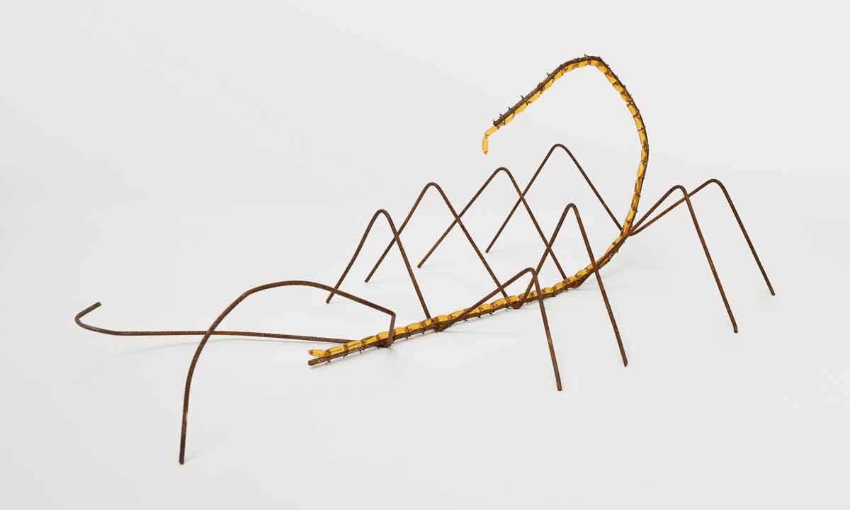 Escultura de escorpi&atilde;o criada com sach&ecirc;s de mel 