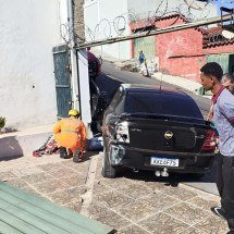 Homem esquece de puxar freio de mão, é arrastado e quebra a perna em BH - CBMMG/Divulgação