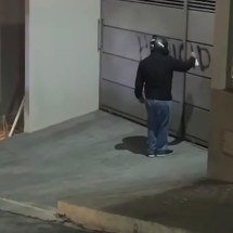 Motociclistas picham casa de motorista que atropelou homem em moto - Redes sociais/Reprodução