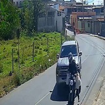 Caminhonete passa por cima de motociclista após briga de trânsito em Minas - Redes sociais/Reprodução