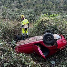 MG: carro capota em ribanceira de 20 metros, e motorista some - Corpo de Bombeiros/Reprodução