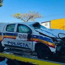 Carro avança sinal e destrói viatura da polícia na Avenida Amazonas, em BH