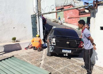 Motorista esquece de puxar o freio de mão e é arrastado pelo próprio carro, que bateu no portão de uma igreja no Bairro Aparecida, em BH -  (crédito: CBMMG/Divulgação)