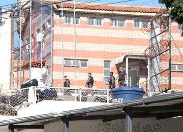 

Prédio do Ceresp Gameleira: forças de segurança iniciaram as buscas logo após descobrirem a fuga, que ocorreu na madrugada de ontem -  (crédito: Edésio Ferreira/EM/D.A Press)