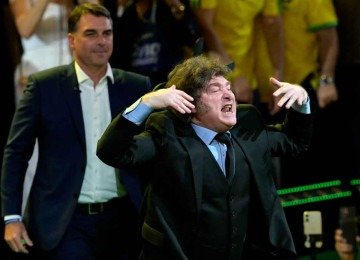 Flávio Bolsonaro e Javier Milei na convenção: tentativa de desestabilizar o governo Lula -  (crédito: NELSO ALMEIDA/AFP)