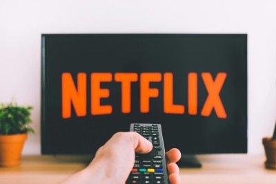 Com o controle remoto na m&atilde;o, a escolha do plano Netflix impacta sua experi&ecirc;ncia de streaming -  (crédito: Unsplash)