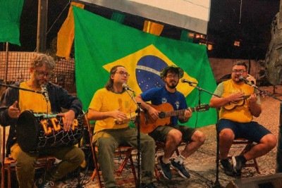 Rodrigo Badaró, Lorenzo Campos, Thales Monteiro Freire e Gabriel Gomes integram grupo de samba que participa do Encontro Elétrico na Lona, programação que reúne diferentes gêneros musicais e linguagens artísticas. -  (crédito: Gabriel Gomes)
