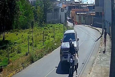 Motociclista chutou a picape antes de ser atropelado. Imagens de câmera de segurança mostram o momento da briga de trânsito -  (crédito: Redes sociais/Reprodução)