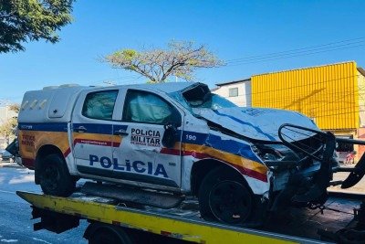 Motorista sem CNH de carro bate em viatura da PM na Avenida Amazonas -  (crédito: Edésio Ferreira/EM/D.A.Press)