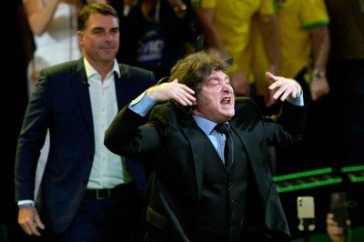 Flávio Bolsonaro e Javier Milei na convenção: tentativa de desestabilizar o governo Lula -  (crédito: NELSO ALMEIDA/AFP)