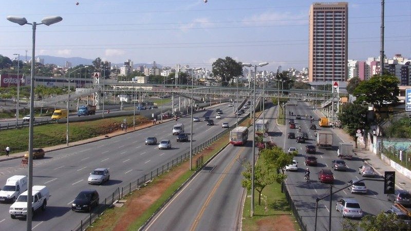 Grandes avenidas em Belo Horizonte como a Cristiano Machado lideram o ranking de acidentes causados por celular ao volante -  (crédito: Reprodu&ccedil;&atilde;o)