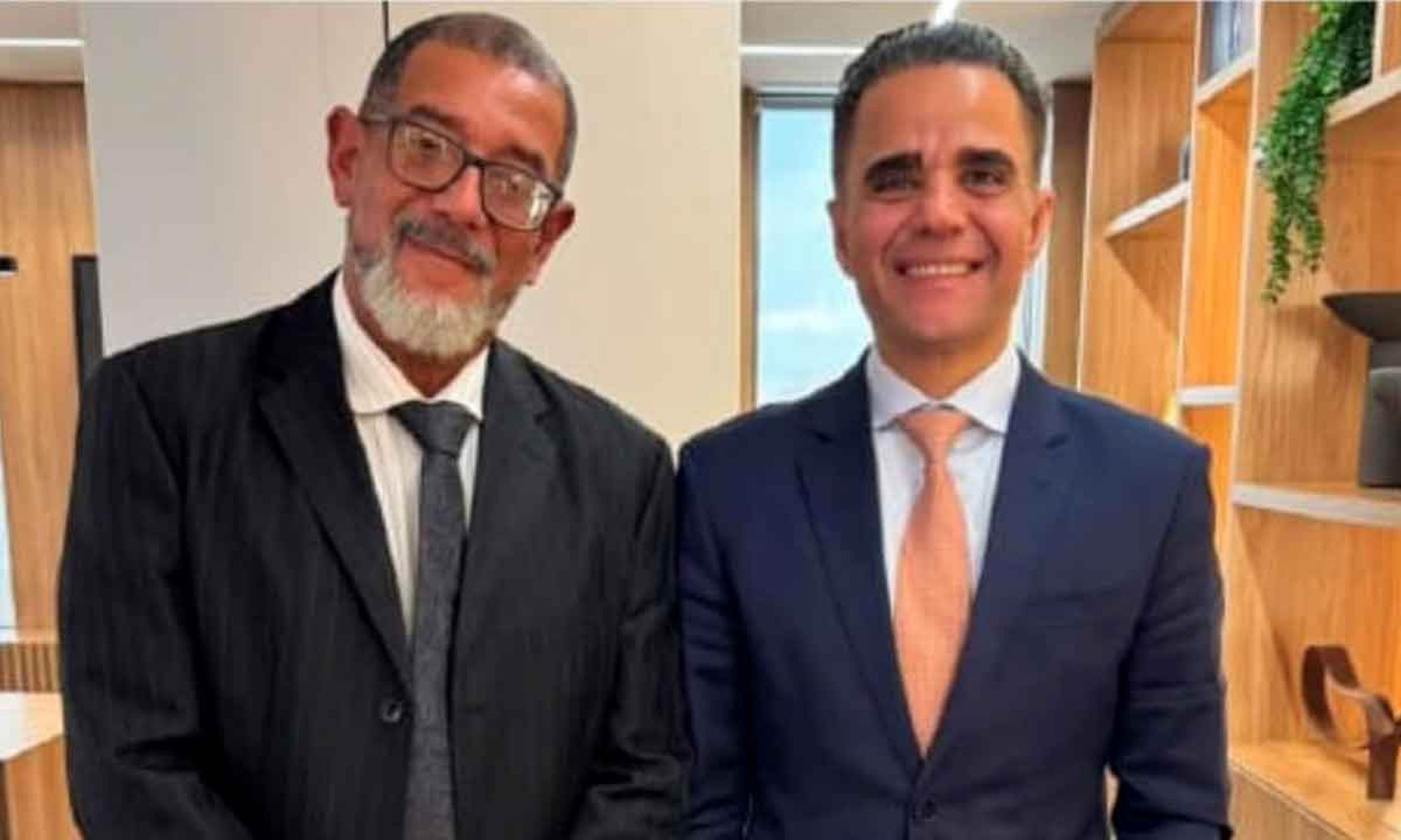 Carlos Calazans, superintendente regional do Minist&eacute;rio do Trabalho e Emprego, e Gustavo Chalfun, presidente da OAB/MG