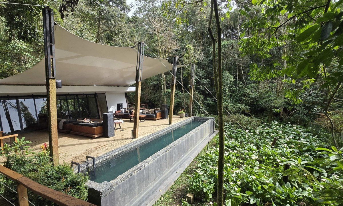 Espa&ccedil;o Natur, exclusivo para adultos, revestida de pedras e integrada &agrave; natureza