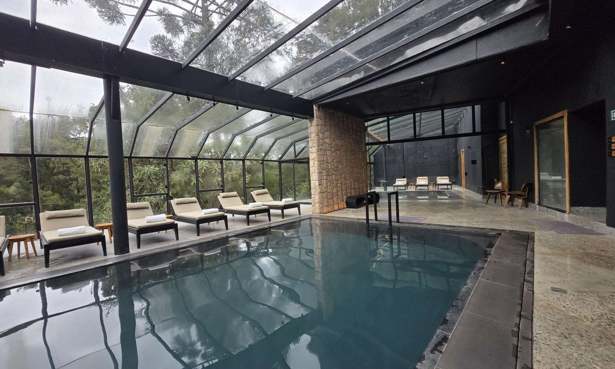 Piscina coberta e aquecida &eacute; um diferencial do Hotel Ort, em Campos do Jord&atilde;o