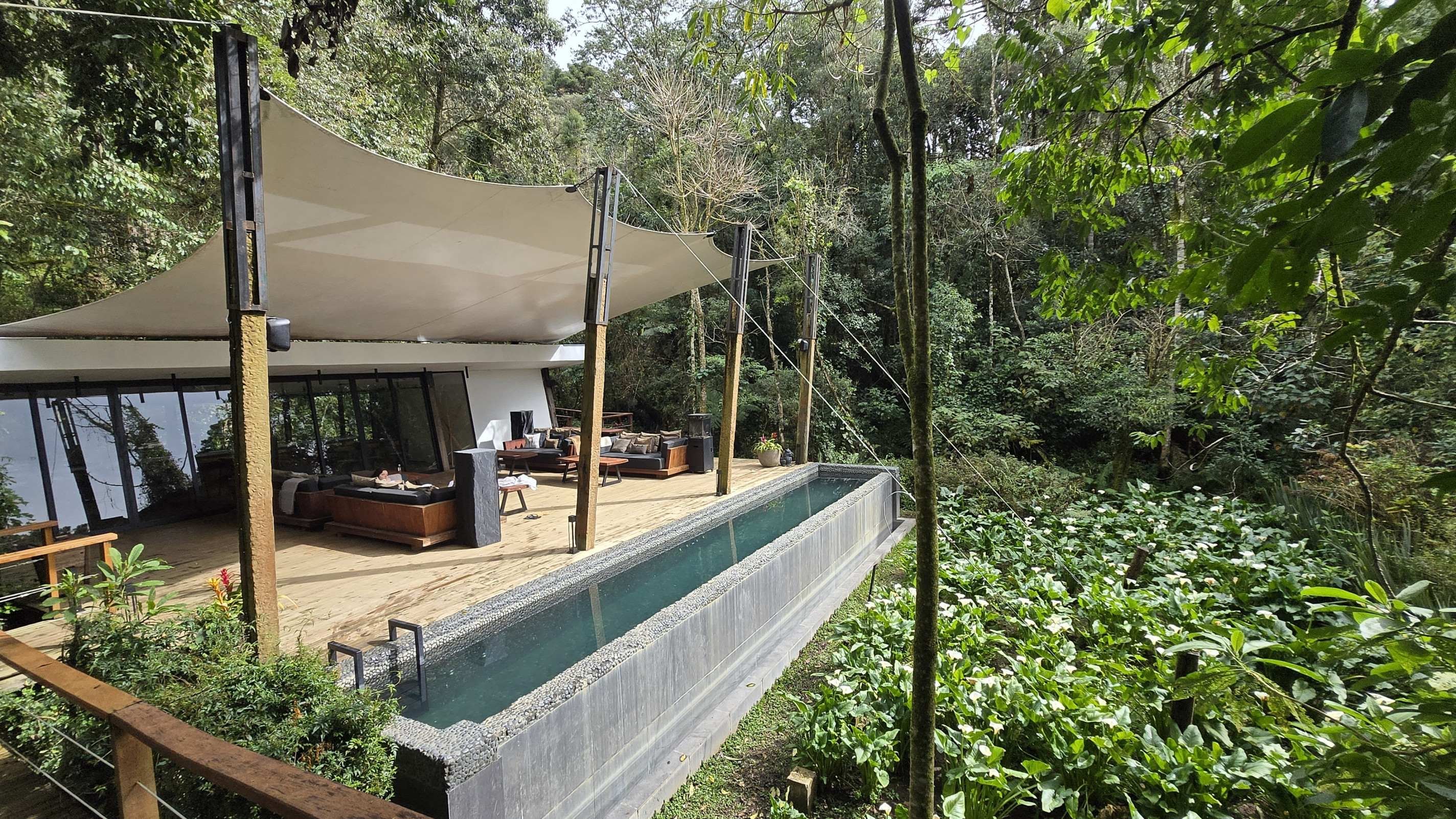 Espaço Natur, exclusivo para adultos, revestida de pedras e integrada à natureza-Carlos Altman/EM