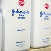 Johnson & Johnson oferece R$ 28 bilhões para encerrar processos que ligam uso de talco a câncer - BBC