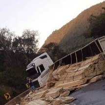 BR-381: acidente com carreta bloqueia pista e causa 5 km de engarrafamento - Instagram/Reprodu&ccedil;&atilde;o