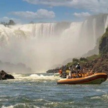 Barco vira no Parque Nacional do Iguaçu, no Paraná, e uma pessoa morre - Arquivo/Macuco Safari/Divulgação
