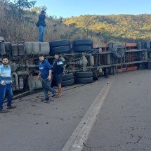 Carreta tomba e interdita a BR-381 nesta terça (28/7), na Grande BH - Redes Sociais/Reprodução