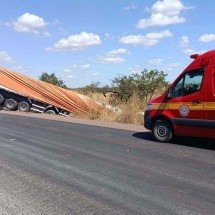 Motorista morre em acidente envolvendo três carretas e carro na BR-365  - CBMMG/Divulga&ccedil;&atilde;o