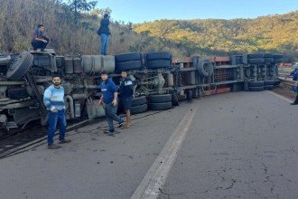 Carreta tomba e interdita a BR-381 nesta terça (28/7), na Grande BH
