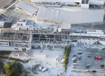 Há ainda relatos de pessoas presas sob escombros em um shopping que desabou em Kumamoto -  (crédito: Kyodo via Reuters)