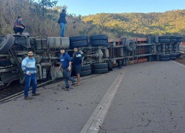 O acidente ocorreu no km 512 da Rodovia Fernão Dias, na altura da Serra de Igarapé -  (crédito: Redes Sociais/Reprodução)