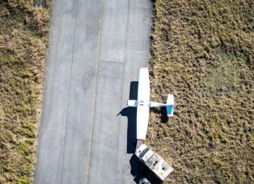 Avião monomotor, que fez pouso de emergência continua na pista do aeroporto Carlos Prates -  (crédito: Leandro Couri/E/D.A.Press)