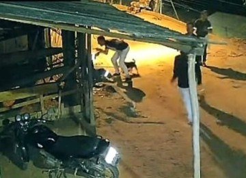 Influenciador empurra servidora pública no chão após diversos xingamentos no município de  Santana do Manhuaçu, na Zona da Mata de MG. -  (crédito: Reprodução/Redes Sociais)