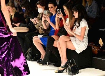 Influencers postam imagens durante desfile de outono-inverno na Milão Fashion Week
 -  (crédito: Miguel Medina/AFP)