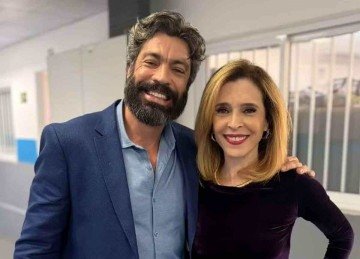 Em 'Quem ama cuida', o golpista Edson (Vandr&eacute; Silveira) encanta e depois engana a socialite falida Carmita (Deborah Evelyn) 
 -  (crédito: Globo/Divulga&ccedil;&atilde;o)