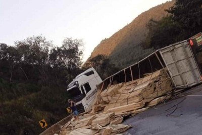 Carreta estava carregada com t&aacute;buas de madeira -  (crédito: Instagram/Reprodu&ccedil;&atilde;o)