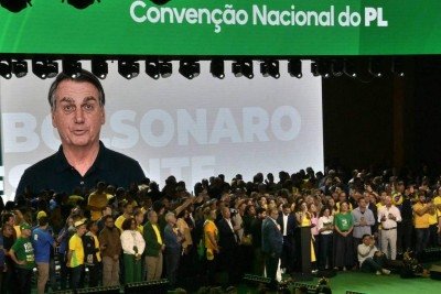 Vídeo de IA de Jair Bolsonaro é exibido na convenção do PL que oficializou Flávio Bolsonaro  -  (crédito: Nelson Almeida - 25.jul.26/AFP)