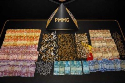 Drogas e dinheiro foram apreendidos pela Pol&iacute;cia Militar -  (crédito: PMMG)