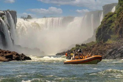O Macuco Safari é uma das atrações turísticas mais tradicionais do Parque Nacional do Iguaçu e combina trilhas pela Mata Atlântica com navegação aproximada às quedas d’água das Cataratas -  (crédito: Arquivo/Macuco Safari/Divulgação)