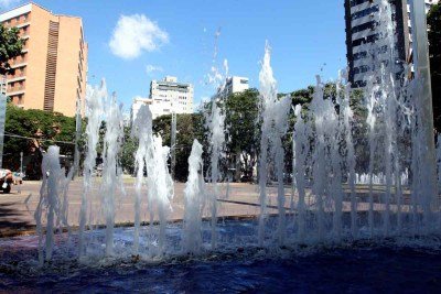 Fonte da Praça Diogo de Vasconcelos, bem no coração do Savassi: proposta inclui projeto urbanístico envolvendo a área e quarteirões fechados no entorno

 -  (crédito: Jair Amaral/EM/D.A Press)