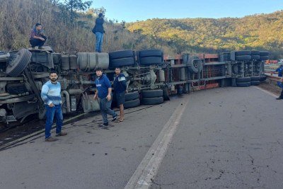 O acidente ocorreu no km 512 da Rodovia Fernão Dias, na altura da Serra de Igarapé -  (crédito: Redes Sociais/Reprodução)