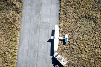 Avião monomotor, que fez pouso de emergência continua na pista do aeroporto Carlos Prates -  (crédito: Leandro Couri/E/D.A.Press)