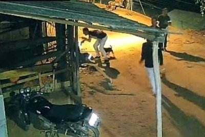 Influenciador empurra servidora pública no chão após diversos xingamentos no município de  Santana do Manhuaçu, na Zona da Mata de MG. -  (crédito: Reprodução/Redes Sociais)