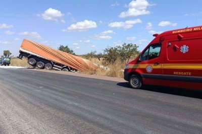 Das tr&ecirc;s carretas envolvidas no acidente, duas bateram de frente -  (crédito: CBMMG/Divulga&ccedil;&atilde;o)