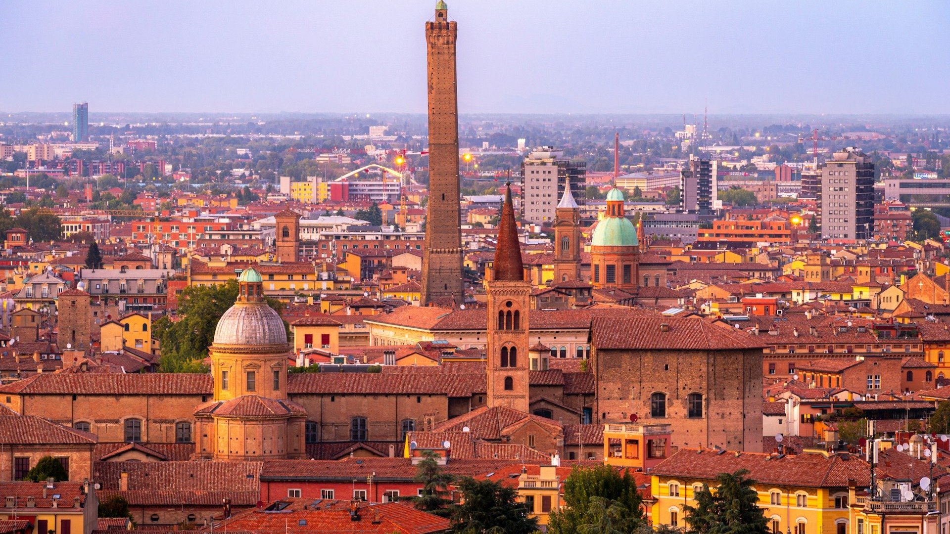 A vis&atilde;o panor&acirc;mica de Bologna destaca os famosos telhados vermelhos da cidade e as ic&ocirc;nicas Duas Torres, s&iacute;mbolos do centro hist&oacute;rico -  (crédito: Unsplash)