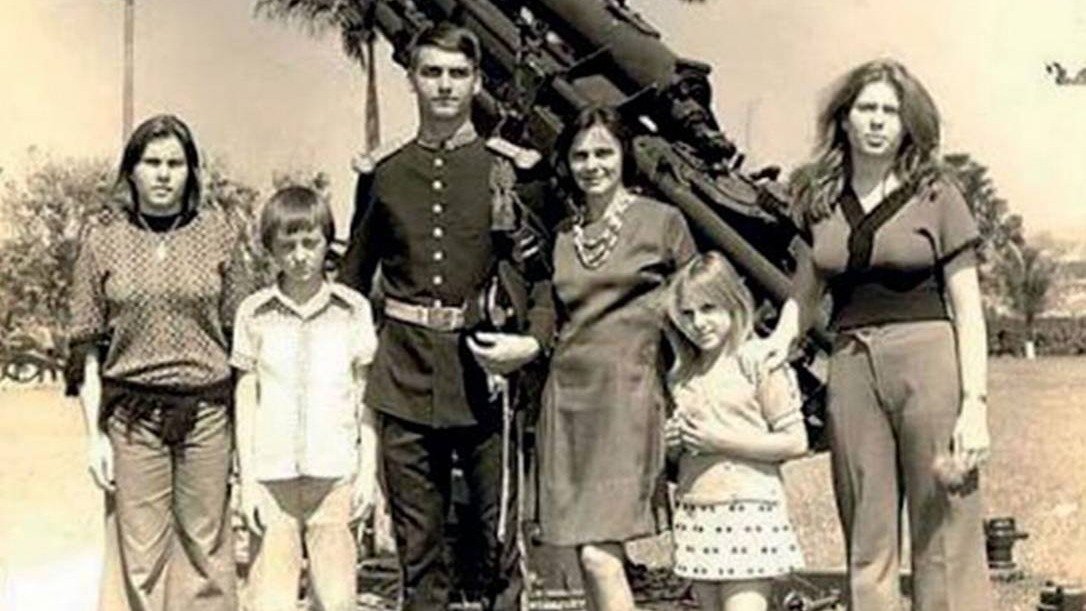Jair Bolsonaro (centro, de uniforme) com a fam&iacute;lia em sua juventude, per&iacute;odo em que viveu em Eldorado, tema da reportagem -  (crédito: Reprodu&ccedil;&atilde;o)