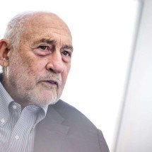 Benefícios do Pix superam custos impostos ao Brasil pelas tarifas de Trump, diz Nobel de Economia - ANDREW CABALLERO-REYNOLDS/AFP via Getty Images