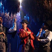 Peter Lund sobe ao palco do Teatro Feluma em peça da PreQaria - Junio Souza/Divulgação