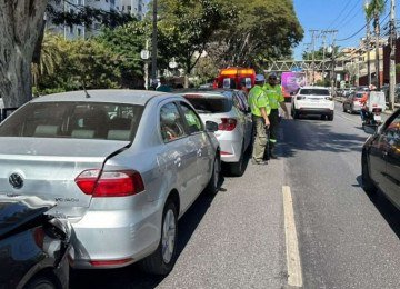 Acidente com múltiplos veículos deixa mulher ferida e complica trânsito na Senhora do Carmo -  (crédito: Reprodução / BH Mobilidade)