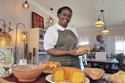 À frente do Café Gamela está a cozinheira Vanda Valentim, que pretende oferecer quitandas com sabores da cozinha afetiva -  (crédito: Carlos Altman/EM)