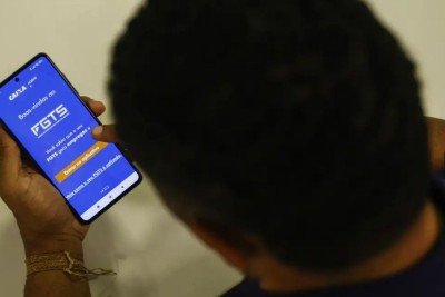 Pelo aplicativo do FGTS, trabalhadores consultam o saldo e lucros do fundo, que pode ser usado para amortizar financiamentos -  (crédito: Ag&ecirc;ncia Brasil)