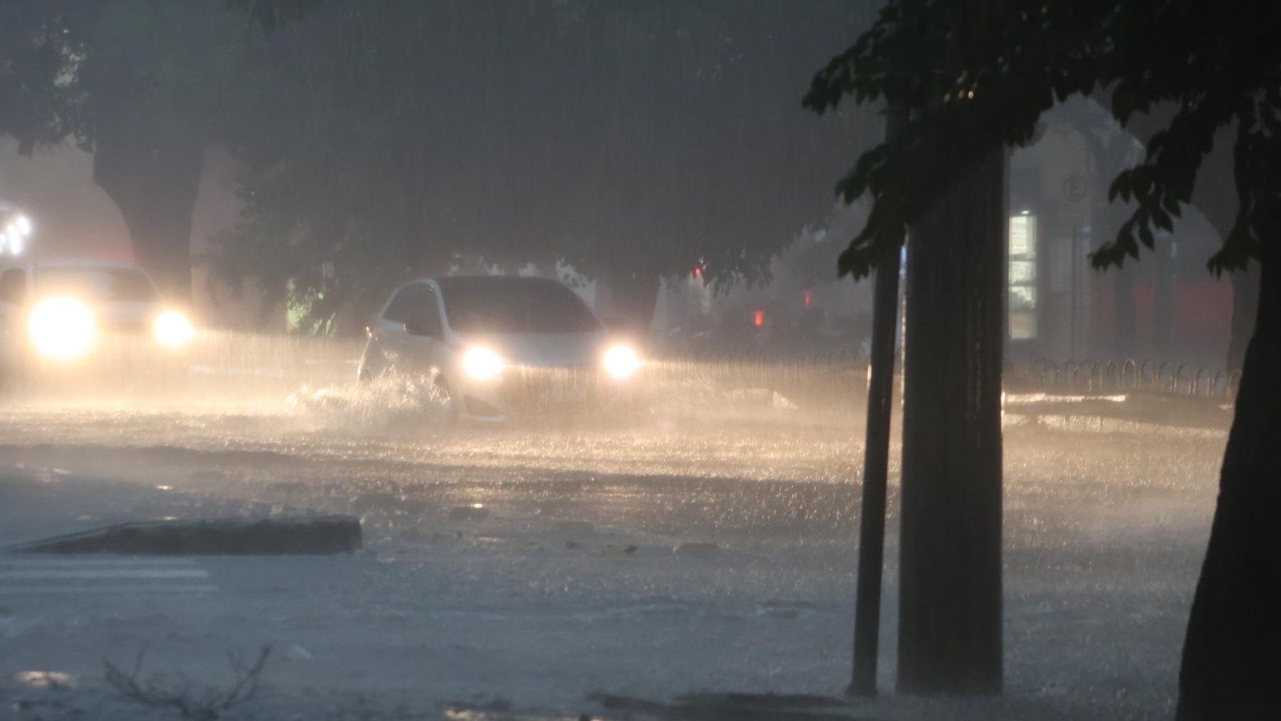 Chuva intensa e ruas alagadas mostram os efeitos de eventos clim&aacute;ticos severos que levam &agrave; emiss&atilde;o de alertas meteorol&oacute;gicos -  (crédito: Marcos Vieira /EM/DA. Press. )