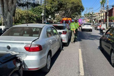 Acidente com múltiplos veículos deixa mulher ferida e complica trânsito na Senhora do Carmo -  (crédito: Reprodução / BH Mobilidade)