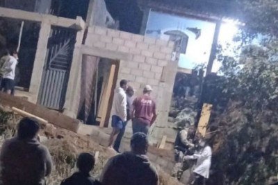 Militares encontraram cinco papelotes de substância semelhante à cocaína dentro da casa -  (crédito: Reprodução/Redes Sociais )